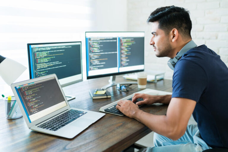 Ile zarabia programista Python?