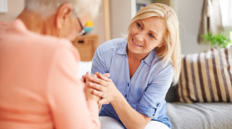 Ile zarabia opiekun osób starszych w Danii?